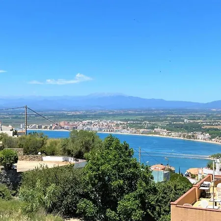 Apartment With Scenic View